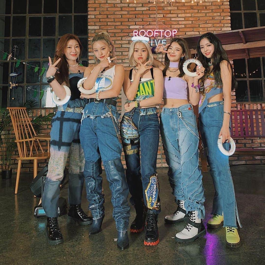 チェリョンさんのインスタグラム写真 - (チェリョンInstagram)「happy 600 days with these five amazing girls, ITZY❤️ Thank you so much for working hard, yeji, lia, ryujin, chaeryeong and yuna! remember we will always be with you forever & we love you so much!💓 #600DaysWithITZY」10月3日 13時15分 - chaeryeongs.itzy