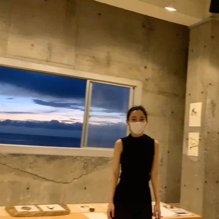 のインスタグラム：「すこし前ですがBaekちゃんの葉山での展示に行ってきました。いつもの油絵も好きだけれど、実験的なこの水彩作品を見たら別の面のベックちゃんの魅力を知りました💚  #theorganicsocietyoflinesandcolors」