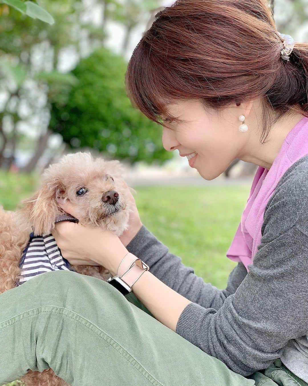 前田真理子のインスタグラム：「Out with my woofie🌈  今夜の「今日からやる会議」も是非ご覧ください。 久々に、愛犬のこてつに会えました✨ #愛犬との時間 #こうえん #ピクニック #ピクニック日和　#mywoofie #ilovemydog #今日からやる会議 #momofgirls」