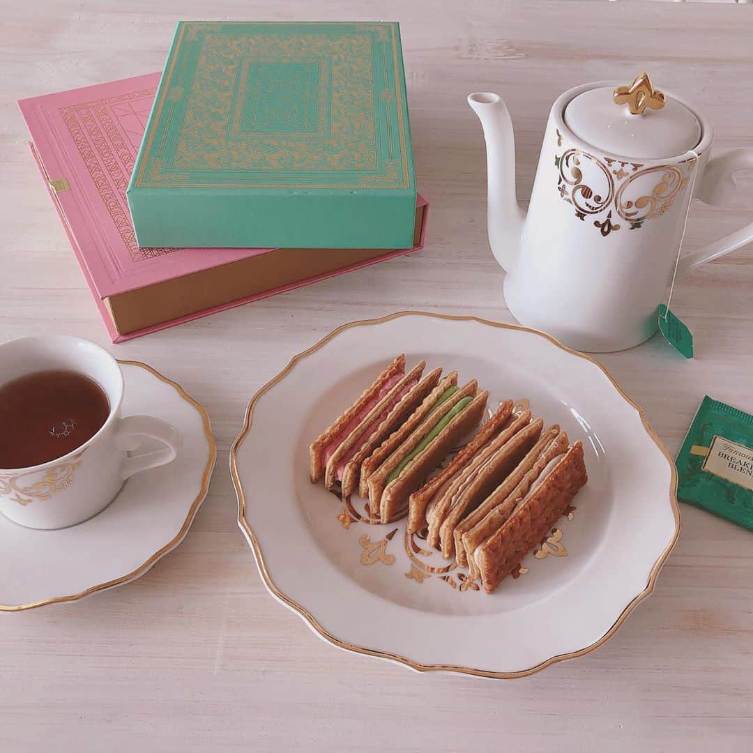 皆方由衣さんのインスタグラム写真 - (皆方由衣Instagram)「今日の朝食 おいしい(*´ч`*)♡ 苺に抹茶プラリネぺろり。  紅茶はbreakfastを セレクトしました。 香りと絶妙な苦味がすき。 朝に飲むとほっこりします😌  #ミルフィユメゾンフランセ  #millefeuillemaisonfrancais #fortnumandmason  #breakfast」10月3日 13時34分 - yuiminakata