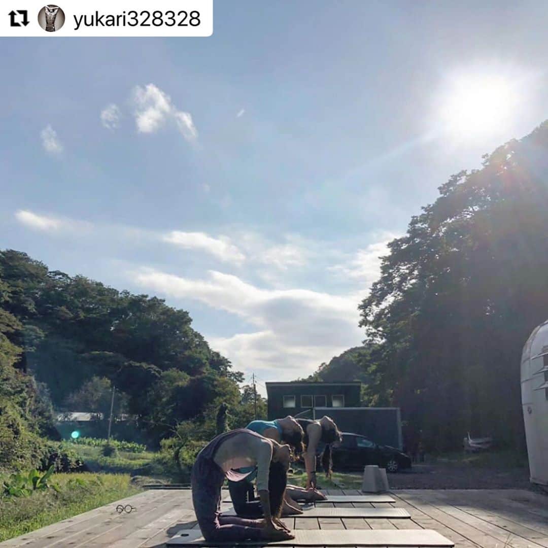 ヒデトレのインスタグラム：「#グループレッスン　🌏💓🤝🥳  #Repost @yukari328328 with @make_repost ・・・ 初の#ヒデトレ　  ただただ　　身体が喜んでたわ～  海に入って 頭パッカーンって開いた感じ  土触って 水に足つっこんで 葉っぱに触れて  そうそう  子供の頃、よくこうして遊んでたわ  その記憶が甦った瞬間  やっぱり身体動かすの気持ちいいね  #地球とつながろう #アーシング　 #ヒデトレグループレッスン #コンタクトも外した裸眼世界 #見たいものだけ見えた」