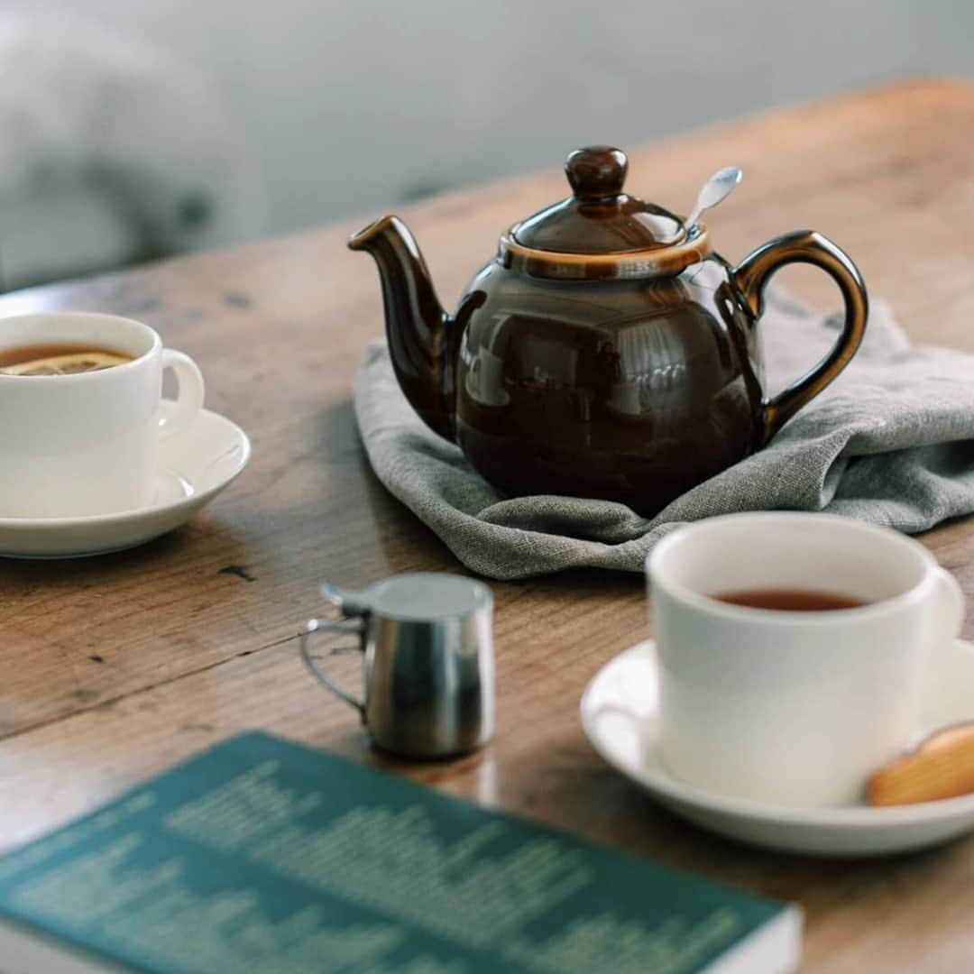 北欧、暮らしの道具店さんのインスタグラム写真 - (北欧、暮らしの道具店Instagram)「ちょっとひと息、ティータイムにしませんか？ 美味しいお茶が淹れられる、イギリス生まれの「ティーポット」。 . - - - - - - - - - - - - 紅茶の本場、英国生まれの こちらのティーポットは マグカップ2〜3杯分の紅茶が楽しめます◎  ポットの内側に付いているのは、 目の細かいティーストレーナー。 . 触れてみると「穴を感じない」ほど滑らかで、 茶葉が穴に挟まりづらく、 掃除もしやすいのがポイントです。 . お湯を注いだときに茶葉が十分に開くよう、 深めの作りになっているので、 簡単に美味しいお茶が淹れられますよ。 . ポンっとテーブルに置かれた姿はもちろん、 キッチンの隅で出番を待っている姿も かわいらしいアイテムです☕️ . - - - - - - - - - - - - ロンドンポタリー / ティーポット . ▶︎ プロフィールのリンクから、お値段・サイズなど詳しい情報をご覧いただけます。→@hokuoh_kurashi . 🎁「クラシ手帳2021」プレゼントキャンペーン実施中！お買いものいただいた方に、当店オリジナルの手帳を無料でお届けいたします。 . #coffee#coffeetime#tea#teatime#teapot#londonpottery#teacozy#kichen#tableware#ロンドンポタリー #ティーポット#ティーコジー#ポットカバー#おやつ#デザート#ティータイム#コーヒー#紅茶#シンプル#シンプルライフ#シンプルデザイン#暮らしを楽しむ#日々の暮らし#北欧#暮らし#北欧暮らしの道具店」10月3日 13時30分 - hokuoh_kurashi