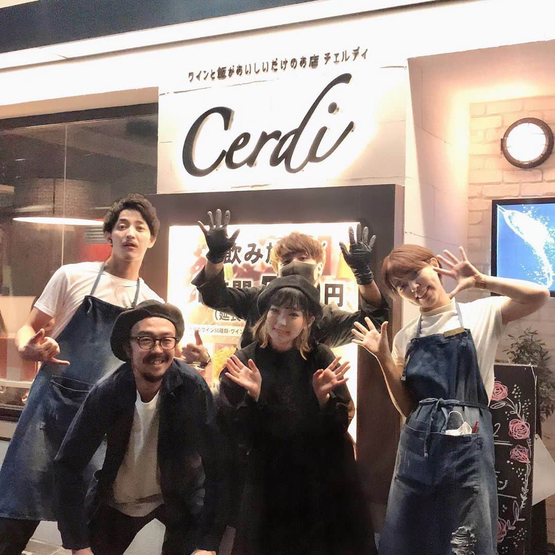 Yun chiさんのインスタグラム写真 - (Yun chiInstagram)「門前仲町にある @cerdi_monnaka がリニューアルオープンしたので行って来たよ🍽✨🎉 . . プレオープン日のコースでCeldiの代表的なお料理をいただいたんだけれど、最初から最後まで目も味も大満足でしたっ . . 1枚目、食べられるお花のサラダ🥗🍋 お花畑みたいでかわいい〜💐 . 3枚目、トリュフ大根🥖 これ美味し過ぎて、あとからバケットいただいてソースまでぺろり、今度行ったらまた絶対頼んじゃう🥺 . 6枚目、お肉とフォアグラ🍷 とろーりフォアグラとお肉がシンプルに美味しかった。赤ワインといただきました〜 . お野菜、海鮮、お肉、デザートと満遍なく食べられてとても良いdinnerでした🙆‍♀️ . 50種類のワインも飲み放題🍷お料理に合わせて白にしたり赤にしたり、こんなのが好きなんだけど〜と聞いてみたり、ジャケで選んでみたり🍾 . . とても楽しかった〜🧸🎈 . . ちなみに50種類のワイン飲み放題￥580だそうです🍷 なんてお得なんだ！ ワイン好きさんは是非行ってみてね〜😆✨ . . . ひろき、やなぎさん、まおちゃんありがとーーー☺️❤️ . . #門仲グルメ#門前仲町グルメ#門仲#ディナー#ワイン#ワイン好き女子#バル#美味しいお店#店員さんイケメン#店員さん可愛い#トリュフ好き#フォアグラ#食べれるお花#エディブルフラワー#ウニボナーラ #iPhone7の限界」10月3日 13時30分 - _yun_chi_