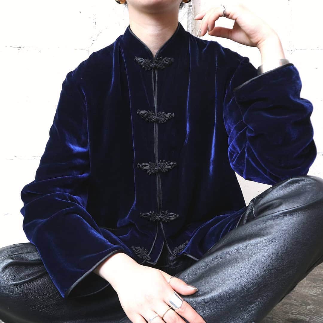 吉祥寺 古着屋 Orfeoのインスタグラム：「Velour China Jacket  #orfeo #kichijoji #tokyo #vintage #used #fashion #coordinate #outfit  お問い合わせはインスタグラムのプロフィール掲載のメールアドレスにお願いいたします。コメント、DMでのお問い合わせは受け付けておりませんのでご了承ください。 ONLINE SHOPの商品も店頭にてご購入頂けます。気になる商品がございましたらスタッフにお声掛けください。  新型コロナウィルス感染拡大防止策を徹底した上で営業をしております。マスクの着用、入店時にアルコールでの消毒をお願いいたします。」