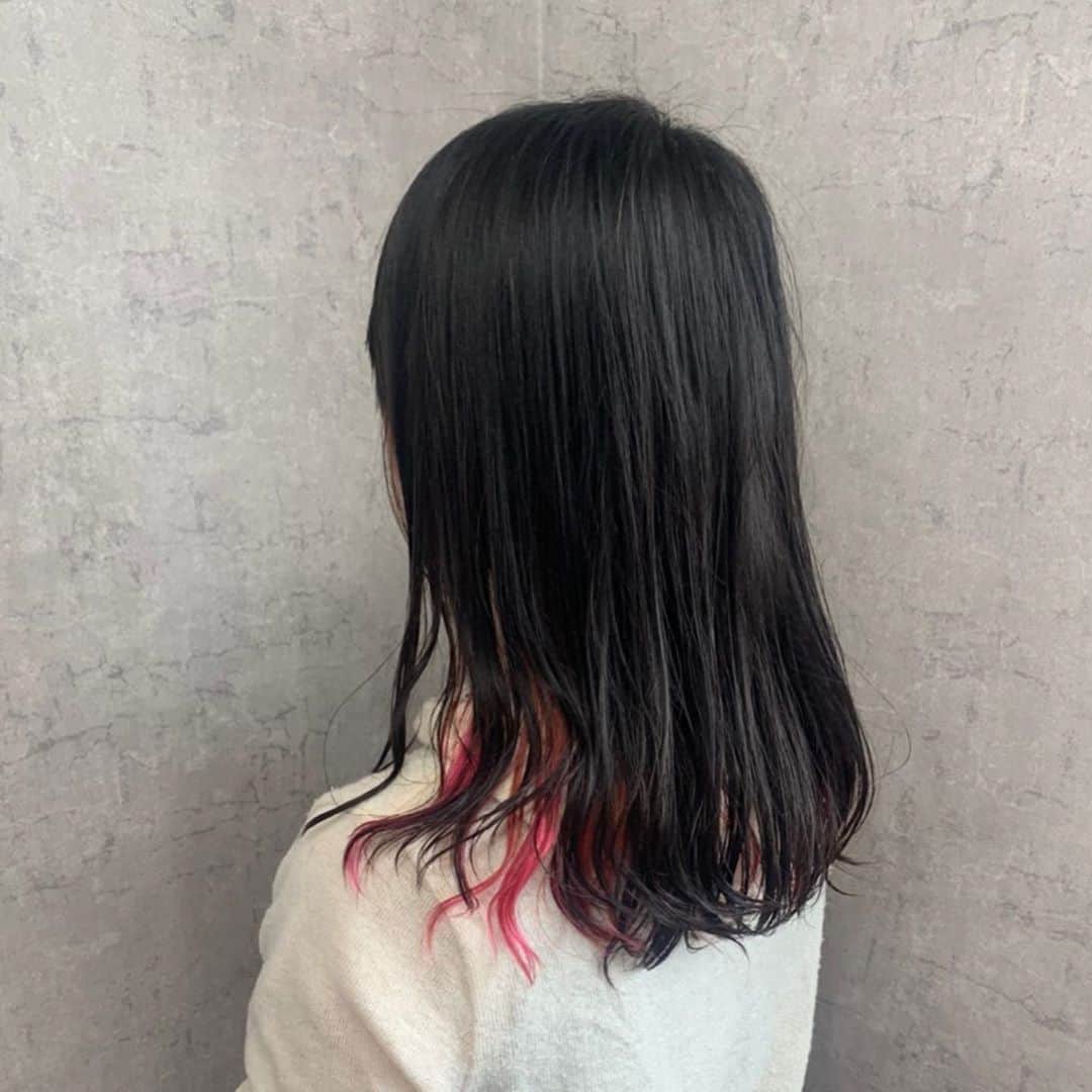のインスタグラム：「インナーカラーが抜けたままだったので、1年振りに色を入れました☺️ 西田くんいつも可愛くしてくれてありがとう🙌✨ 🍀 阪神甲子園から徒歩3分✨ このインスタを見てくださった方は「あきちゃん割」が適用されて、通常価格より30%OFFになります🙌🙌 予約時に 「オーナーの西田」 を指名して頂いて、「あきちゃん割」を適用したい旨を伝えてください☺️ 🍀 #社員してた時のアルバイトくん #甲子園 #affection  #インナーカラー #インナーカラーピンク」