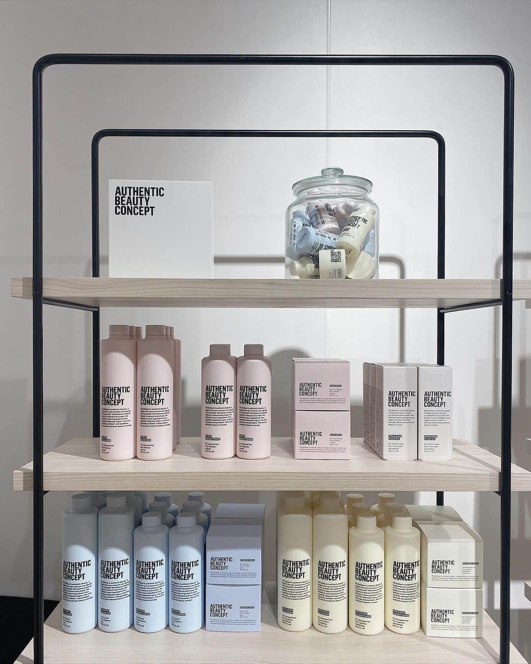 のインスタグラム：「ヴィーガンヘアケアブランド @authenticbeautyconsept がタカシマヤゲートタワーモール @tgm_nagoya 2FイベントスペースにPOPUPショップが9/30-10/6 にOPEN✨ . サステナブルに配慮したブランド💕 環境に配慮してるブランドって率先して使いたいよね✨ . 私はピンクのカラーダメージに沿ったものを使ってるよ💖 バニラの香りが甘すぎずふんわり香るのが好き🥰 . ノベルティエコバッグは税込11,000円以上のお買い上げでプレゼント🎁 . #オーセンティックビューティーコンセプト#pr#シャンプー#トリートメント」