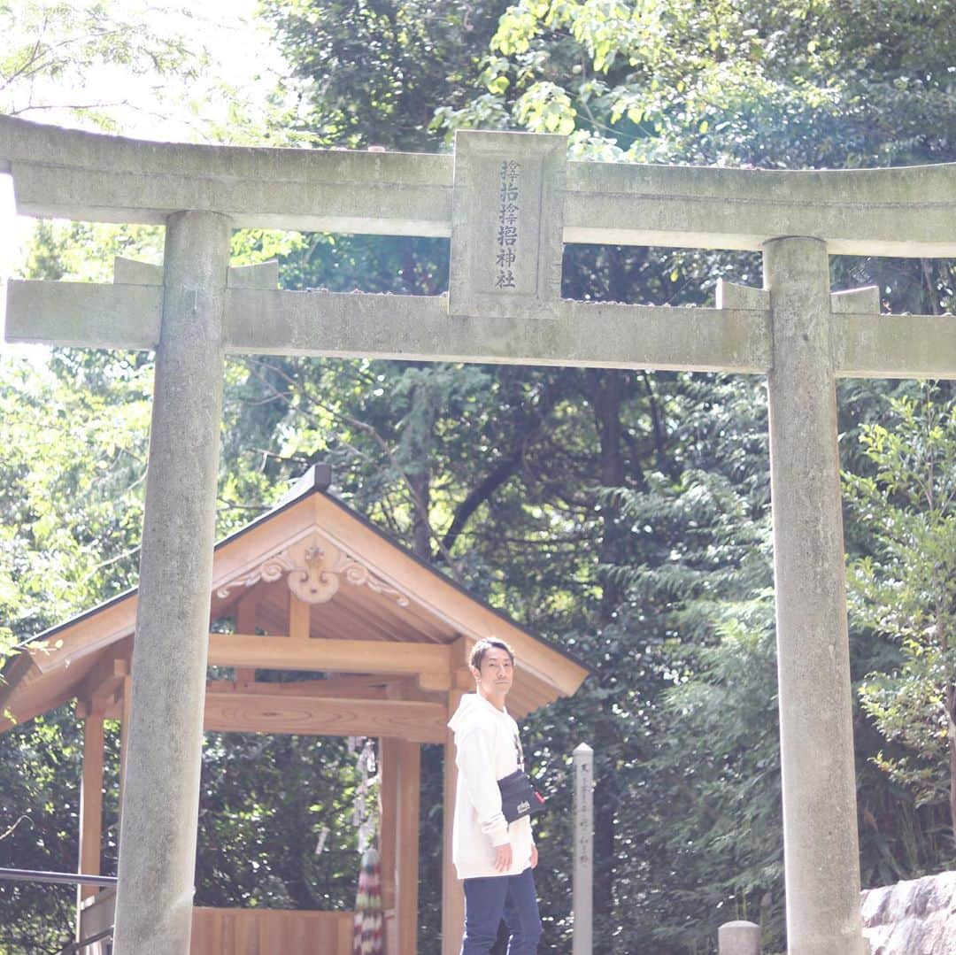 木尾陽平さんのインスタグラム写真 - (木尾陽平Instagram)「『サムハラ神社奥の宮』へ御参りさせて頂きました。 なんかもう…歓迎され過ぎてました。 神聖な空気と暖かな光。 参道でも虹🌈御神木でも虹🌈 ここまで出ると僕が出してる可能性あり。 もはや虹のプロです。 #虹プロ どうもNiziUです。  高見おじさんもご満悦。 最高でした。  ただ…意外と冷めてる人も。 #角度とか言うてるやん #晴れた事実が大事やん  #サムハラ神社奥の宮 #岡山県 #パワースポット」10月3日 13時45分 - ykio1113