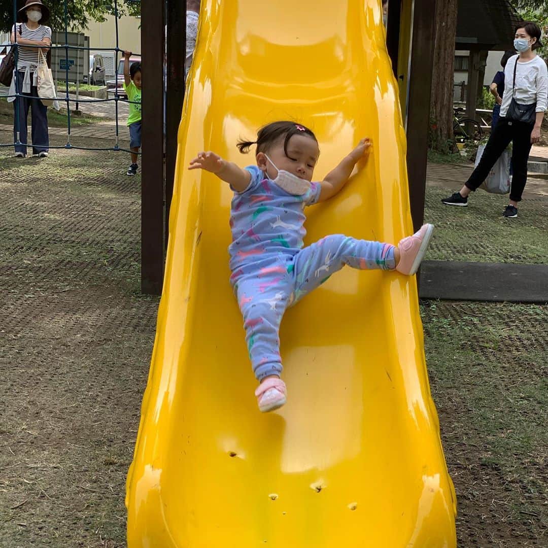 アクア新渡戸さんのインスタグラム写真 - (アクア新渡戸Instagram)「十亜大はしゃぎ🤪🤣🤗  滑り台の最後にドテンと落ちるのを楽しんで エンドレスに滑り台😂 子供の体力すごぉ〜い( ˊᵕˋ ;)💦 全然密にならないから 安心して遊べる とても広い公園です♡♡ おすすめ😆 #根岸森林公園 #滑り台エンドレス😂  #娘大はしゃぎ💕」10月3日 13時45分 - amiaquanitobe