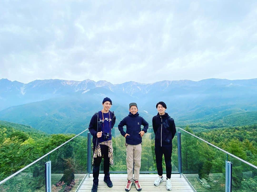 GAKU-MCのインスタグラム：「いよいよ僕らにとっては今年初の夏フェス（もう秋ですが笑）。だいぶ前のめって会場イン👍 明日はやるよー👍👍  #HAKUBAヤッホーFESTIVAL  #ヤッホー　#gakumc  #ガクエムシー」