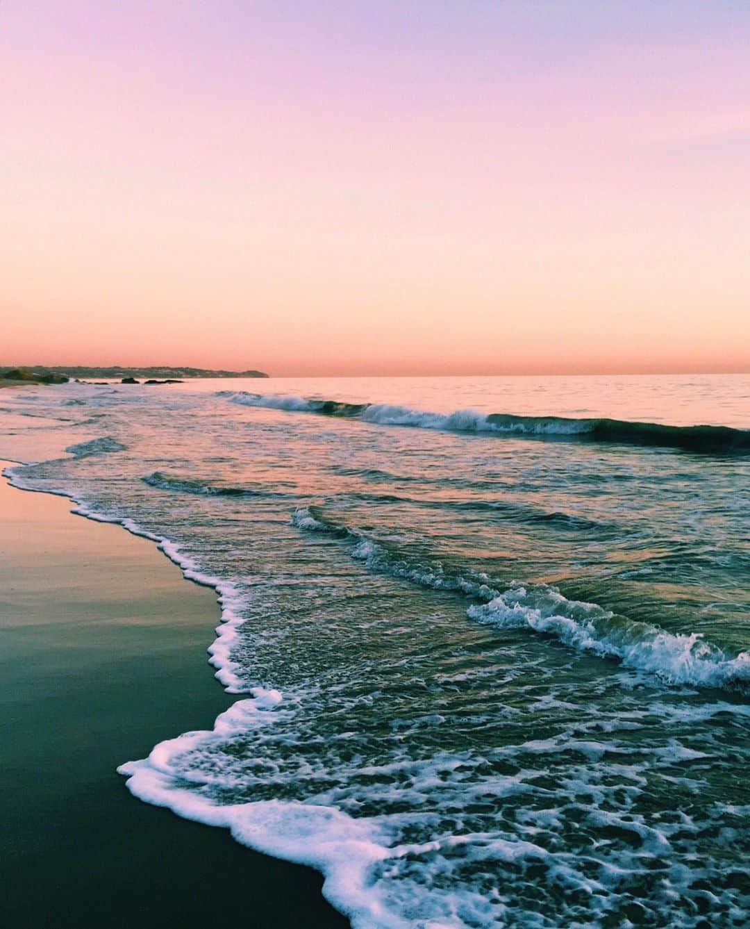 Daniella Graceさんのインスタグラム写真 - (Daniella GraceInstagram)「Those Malibu sunsets just hit different..🤍」10月3日 13時53分 - daniellagrace