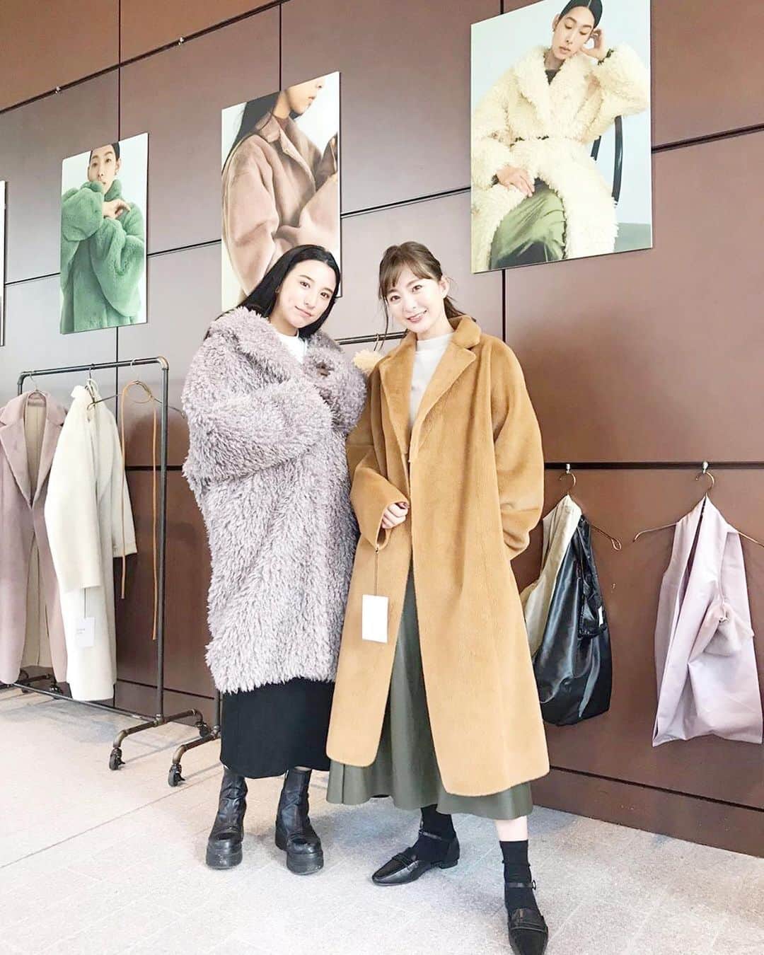 のインスタグラム：「. . @think_fur exhibition♡  ===============  この先の未来を考えたときに 地球環境を配慮した物創りを。  特別に着心地が良くて どんな風にも着回しが効く ECO FURに特化したアウターブランドです。  長く愛せる良質なBasicをライフスタイルに。 概念を変える、さまざまなFURアイテムたちを提案していきます。  ===============  THINKFURのアイテムに使われる良質なエコファーは 言われないとわからないくらいの手触り！🐑🌟  マーキュリーの時たーくさん可愛がってくれた デザイナーの @kanako.camel1130 さんがつくるアイテムは 絶対に人を素敵に見せてくれます♡ 今も昔も大好き☺️ 私は最後に載せたエコレザーのアウターをオーダーしたよ！  久しぶりに見たテンパりまくりのヒロツさんも懐かしかった🤣  @haruka_style さん @naochinkun さん ありがとうございましたー🥰」