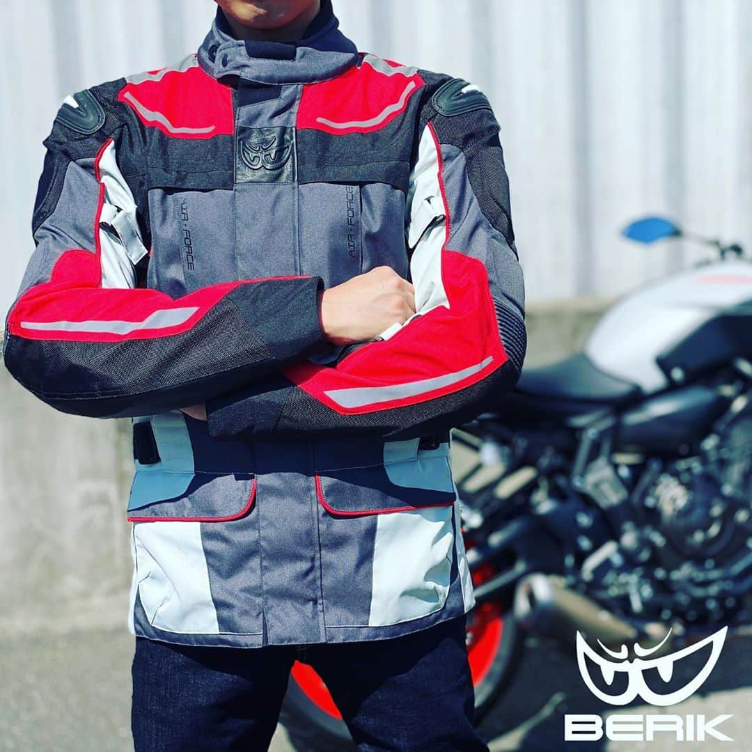 berikさんのインスタグラム写真 - (berikInstagram)「Product code:NJ-193316B-BK color:BLACK/RED/GREY Size:48/50/52/54/56/58   #berik #bike #nylonjacket #adventure #boscomoto #yamaha #mt07 #italy #autumn #fall #winter #ベリック #バイク #ナイロンジャケット #アドベンチャー #ボスコモト #ヤマハ #イタリア #秋 #冬」10月3日 13時57分 - berik__official