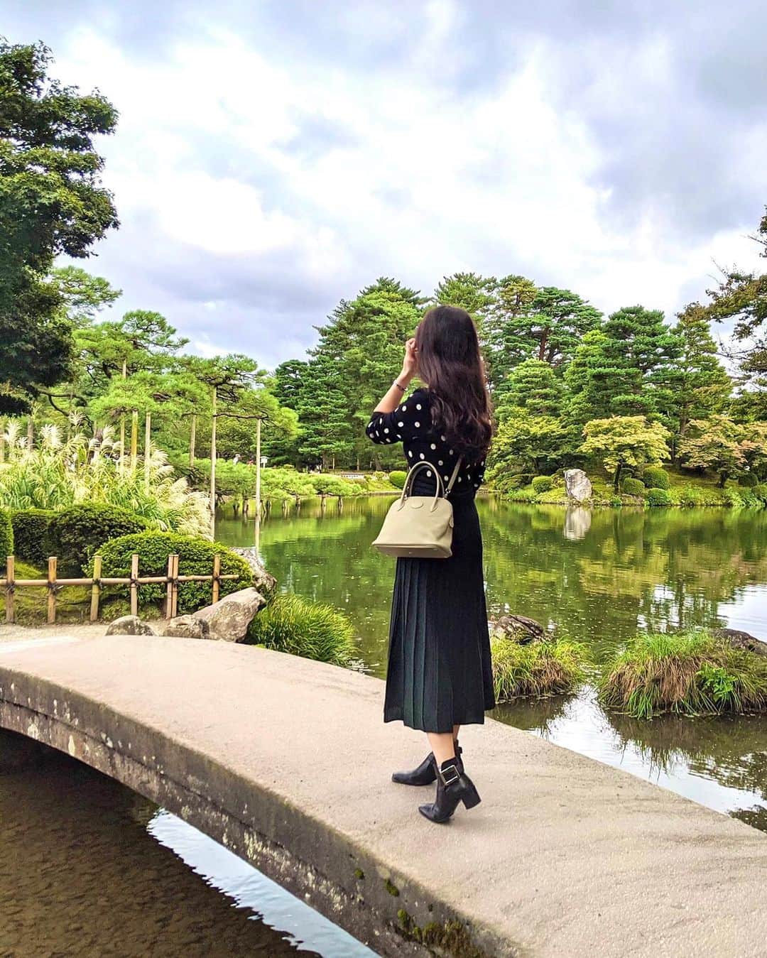 のインスタグラム：「. 兼六園をお散歩🚶‍♀️ 金沢旅行楽しかった🚄 まだまだ伺いたいレストラン沢山あるのでまた行きたいな☺️ . ファッションは沢山食べても大丈夫なワンピースに🤫 ショルダーストラップ付けると両手が空くので旅先では便利。 #ayumi_y_ootd 👗 #dress @grace_continental.div  #shoes @rogervivier  #bag @hermes  #watch @chanelofficial . . #ootd #outfit #fashion #coordinate #gracecontinental #hermes #rogervivier #chanel #ayumi_y_travel #ファッション #コーディネート #コーデ #今日のコーデ #今日の服 #グレースコンチネンタル #ロジェヴィヴィエ #エルメス #ボリード #ボリード27 #シャネル #兼六園 #金沢旅行」