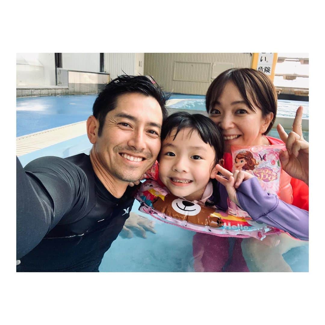 肥野竜也のインスタグラム：「【池の平ホテル】﻿ ﻿ ﻿ @ikenotaira.hotel ホテル内の温水プール⤴︎⤴︎﻿ この夏はプールに行けなかったので、娘も大喜びです😆✨﻿ 大きなスライダーもあってめちゃくちゃ楽しいですよ〜﻿ ﻿ 今回「白樺リゾート 池の平ホテル」さんのご協力のもと、YouTubeとSNSを撮影させて頂いております🙇‍♂️（撮影許可を頂いて撮影しております）﻿ 旅の様子をYouTube「チョコナッツちゃんねる」でもアップしますので、楽しみにしていてください🍫✨﻿ ﻿ ﻿ #肥野LIFE﻿ #肥野TRAVEL﻿ #肥野ファミリー﻿ #家族旅行﻿ #GoToキャンペーン﻿ #いつもと違う長野﻿ #白樺リゾート﻿ #池の平ホテル﻿ #温水プール」