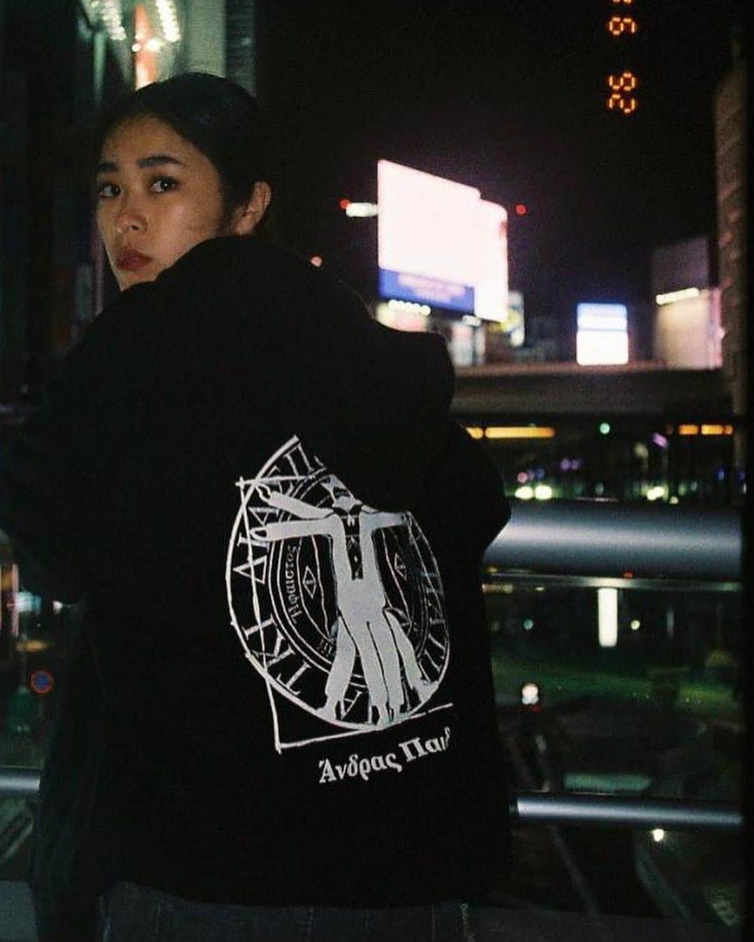 のインスタグラム：「Hombre Niño @hombrenino とのコラボレーションが本日発売になりました！  10代の頃死ぬほど憧れたスラブデニム（同世代ならわかってくれるはず）のセットアップを中心に、Hecticのアーカイブを参考にしたパーカー、Hombre NinoとDiasporaのロゴをミックスしたTeeなど、計5型のラインナップです。  スラブデニムももちろん最高ですが、僕が特に好きなのはハーフジップのパーカー。 昔Boonで見た、Hecticの変わった形をしているカンガルーポケットのパーカーがずっと印象に残っていて、YOPPIさんと打ち合わせをした時に「これって何でこんな形なんですか？」と聞いたら、「野球ボールをモチーフにしてる」と言われ、想像の斜め上からの回答に驚きながらも、なるほど、、、と色々と腑に落ちました。笑  と言いつつ全アイテム最高なので、取扱各店で手にとってチェックしてみてください。  YOPPIさん、関さん、そしてLOOKに協力してくれたudaiくん、Rucaさん、小魚、みなさま本当にありがとうございました！  #hombrenino  #diasporaskateboards」