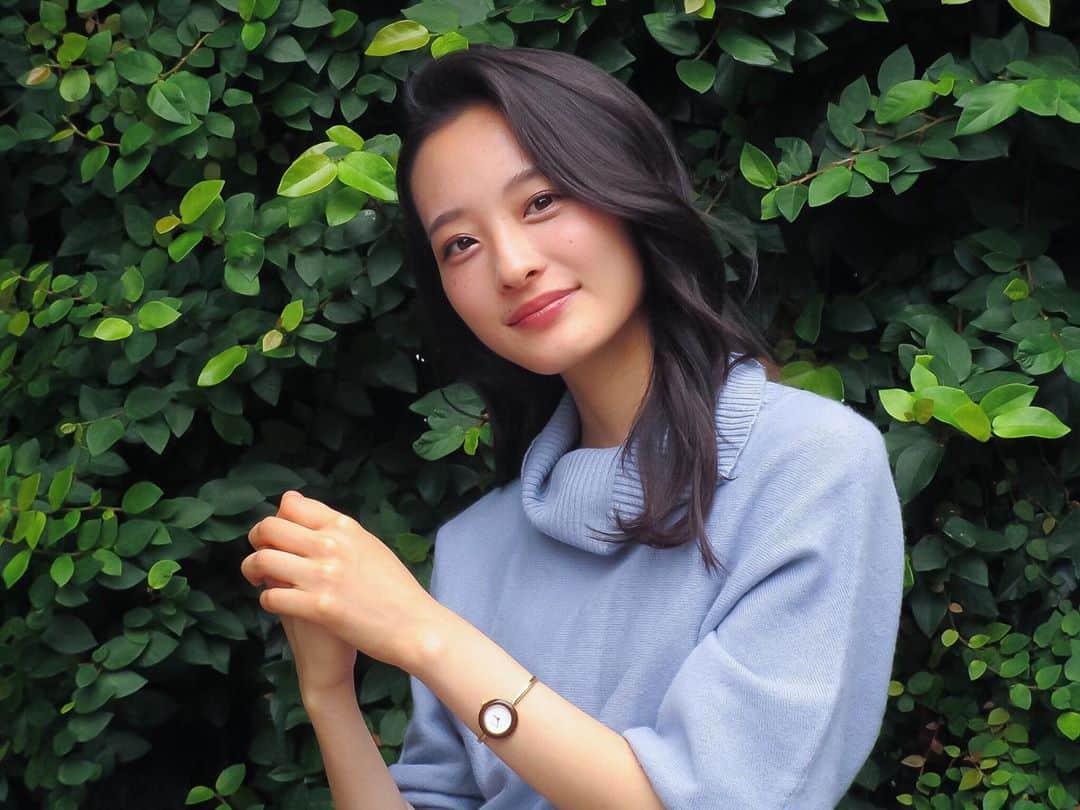 神谷明采さんのインスタグラム写真 神谷明采instagram ちょっと早いかなあと思いつつ薄手のタートルニットワンピース 後ろの緑がワンピースの色を引き立てているように思います 皆様 休日を楽しみましょう ミス東大 東大 東京大学 表参道ヒルズ 表参道