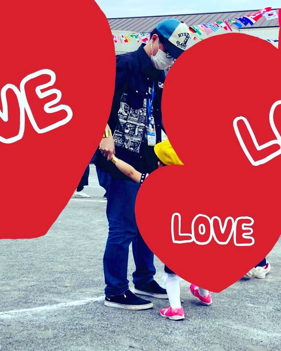 酒井莉加のインスタグラム：「志らくがお母さん達に紛れて踊りを踊ってくれました。 ありがとう😊  ってか、これじゃあハートに囲まれて何をしてるかわからないな🤣😂😅 #運動会 #コロナ仕様 #パパありがとう」