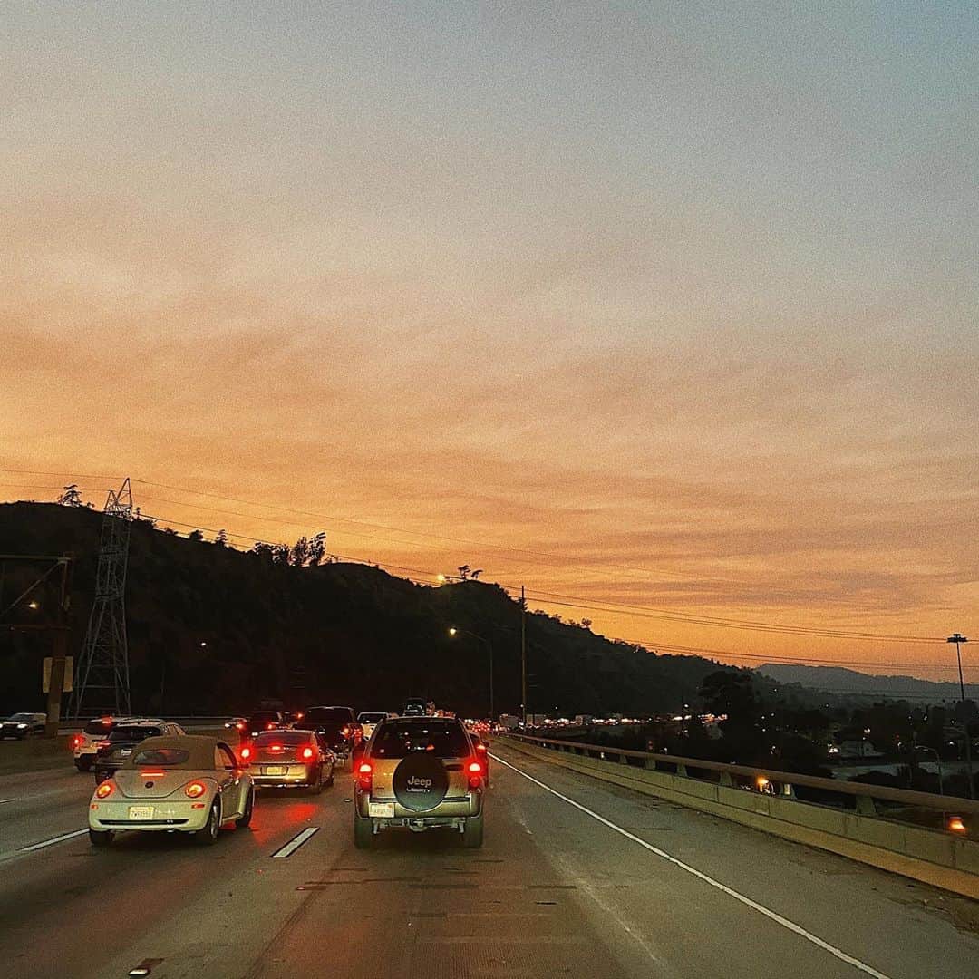 のインスタグラム：「I have spent a lot of the last couple years feeling sorry for myself. Letting myself only experience the failures instead of the many wonders that are all around me. I know we are always changing but right now I feel bliss... I’m stoned, looking at some photos of the sunset I took earlier while listening to my music that’s about to come out. I’m happy right now & I’m so grateful for that.」