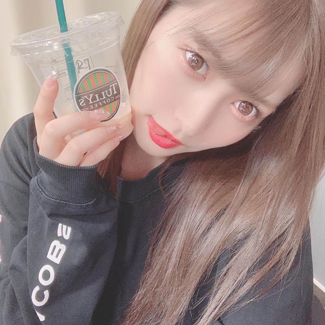 太田里織菜のインスタグラム：「. . タリーズのロイヤルミルクティーにハマり中❤️ . メンバーの美咲がめっちゃこれ好きで、里織菜も飲んでみよ〜って思って飲んだらうますぎた！！！ . . #らぶどる #ロイヤルミルクティー #ミルクティー」