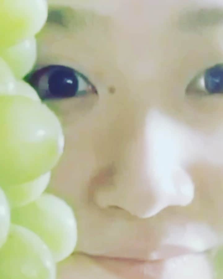 たむらぱんのインスタグラム：「🍇🤤🍇  ツブツブのブツを実りをありがとうございます。筋トレできる。 その名、マスカットレーニング。」