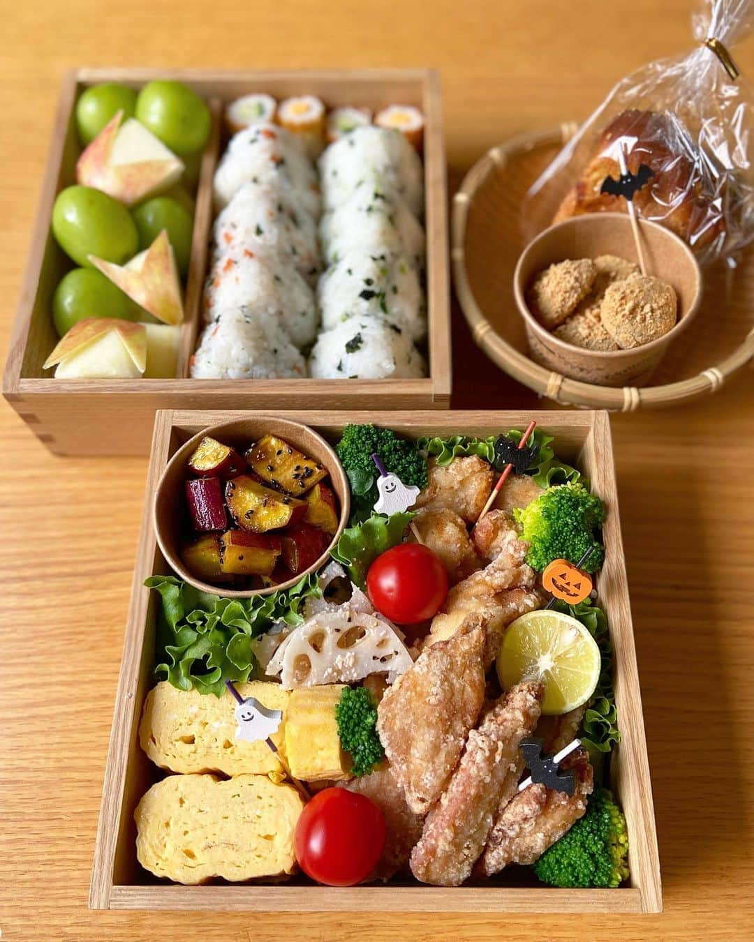 みかさんのインスタグラム写真 - (みかInstagram)「お弁当〜  久々重箱に詰めてみました。  お品書き ・鶏のからあげ2種　胸肉、手羽中 ・だし巻き玉子 ・れんこんたらこマヨ和え ・大学芋 ・おにぎり　若菜&鮭わかめ ・ちくわきゅうり&チーズ ・シャインマスカット、りんご ・わらび餅 ・かぼちゃパン  運動会も無かったし ちゃんと詰めるの久しぶりで 楽しかった✨ 100均でかわいいピック発見したので ハロウィン仕様に🎃👻  マラソンお疲れ様で 甘いものも食べたいかな？と わらび餅と昨日買った馬場フラットの かぼちゃが練り込んであるパンも持参。  外で食べるお弁当は格別なよーで 待ってる間公園遊びをたっぷりした お二人さんにほぼ食べ尽くされた😭 ランナーは走った後すぐには 食べられないとあまり食べなかったので ちょうど良かった😅  人が走ってるのを見てたら なんだか走りたくなってきたので 夕方走りに行こうかと 思います！！  #お弁当#おべんと#重箱弁当#重箱#おにぎり #鶏の唐揚げ#からあげ#鶏胸肉の唐揚げ#手羽中唐揚げ#行楽弁当#松屋漆器店#大学芋#obento#lunch#lunchbox#onigiriaction#おうちごはん#おうちごはんlover#フーディーテーブル#シャインマスカット」10月3日 14時22分 - mikasko