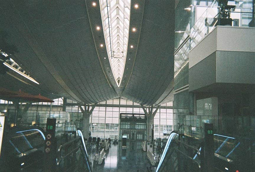 松崎莉沙さんのインスタグラム写真 - (松崎莉沙Instagram)「かっこよい🛩  #先日1人で突然訪れた #羽田空港 #空港好き #フィルムカメラ #写ルンです」10月3日 14時24分 - risadegozaimasu