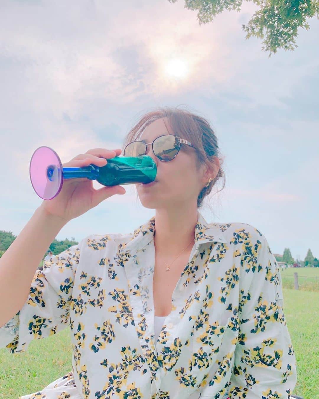 二宮愛のインスタグラム：「おじいちゃんとおばあちゃんが大昔に購入した、プラスチックのワイングラス 。 色とデザインでもう解ると思うけど、イタリア製。 この季節にもってこい。 ________________ #今日も今日とて  #ワイン #ピクニック」