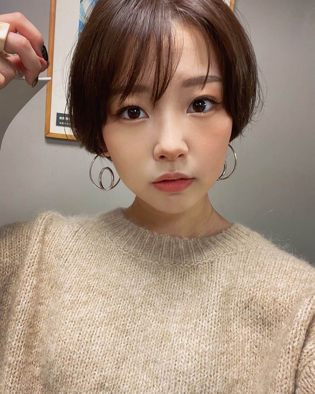 友田紗季のインスタグラム：「久しぶりの自撮り投稿🤳  最近買ったこのモコモコのセーターがお気に入りです🤓  そして、現在ミス立教公式パンフレットの販売もしているのでぜひぜひお買い求めください❣️ リンクはこちら💁‍♀️ https://rikkyo2020.thebase.in/items/33870578  #秋コーディネート  #もこもこセーター #ミス立教 #ミスコン」