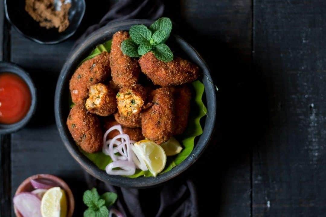 Archana's Kitchenさんのインスタグラム写真 - (Archana's KitchenInstagram)「This Chicken Chops is the simplest chicken recipe you can ever make. They are perfect finger food along with your special weekend meals.  Get the recipe from the smart.bio link in my profile @archanaskitchen . . . . . . . . #recipes #easyrecipes #chicken #chickenchops #chickenrecipes #archanaskitchen #springrolls #cutlet #cutletrecipes #healthyeating #eatfit #cooking #food #healthyrecipes #foodphotography #recipeoftheday #comfortfood #deliciousfood #monsoonsnacks」10月3日 14時30分 - archanaskitchen