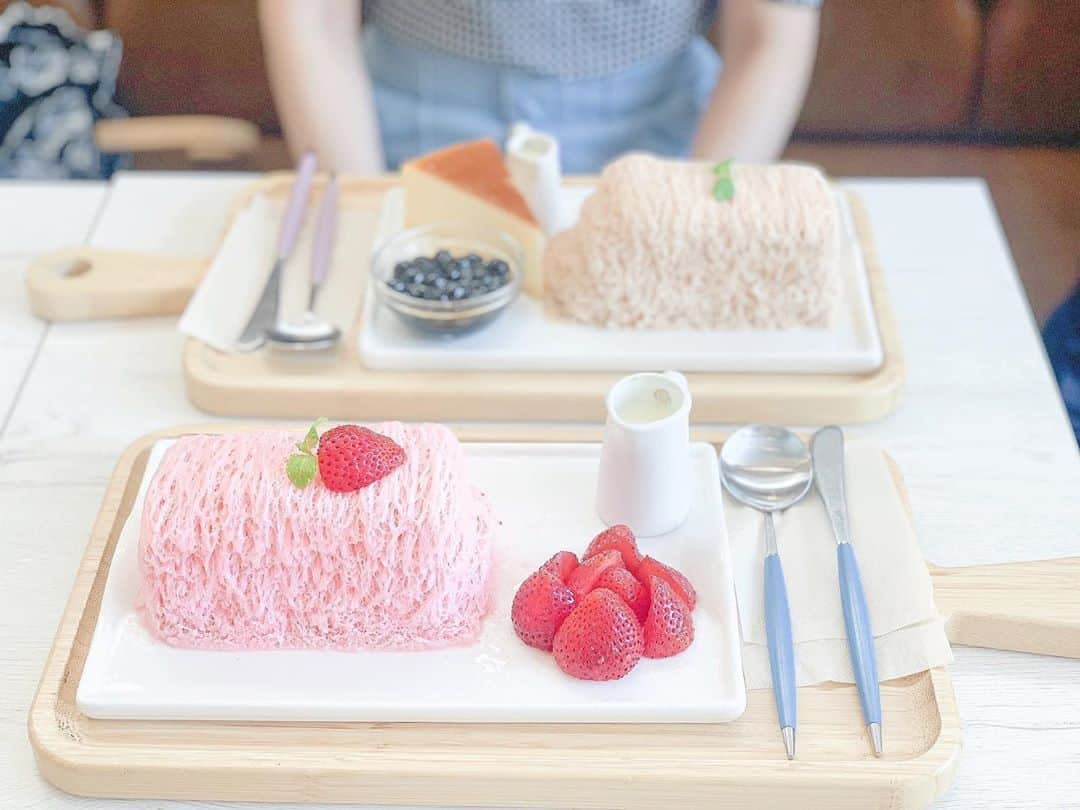 谷口夢奈さんのインスタグラム写真 - (谷口夢奈Instagram)「Ꮪeoul Cafe☕﻿ ﻿ ﻿ めちゃくちゃ夏に行ったのに﻿ あげれてなかったかき氷🍧﻿ ﻿ ストロベリー食べました🍓﻿ ﻿ ほわほわで、ほんとに雪。﻿ 右のナイフで切ると不思議な感覚…﻿ 氷なのでほんとに早く食べないと﻿ 溶けて大惨事になります（笑）﻿ ﻿ 奥のはミルクティーなんだけど﻿ チーズケーキとタピオカついてて﻿ ボリュームやばそうだった🤭﻿ ﻿ ﻿ もう寒いけど、、、﻿ まだギリギリ食べごろ…かも？﻿ ﻿ ﻿ ﻿ #seoulcafe #ソウルカフェ #shavedice #seoul糸かき氷 #糸かき氷 #かき氷 #🍧 #strawberry #ストロベリー #いちご #🍓﻿ #cafe #カフェ #カフェ巡り #かき氷巡り #かきごおりすと #スイーツ巡り #新大久保カフェ」10月3日 14時32分 - yuna_tani