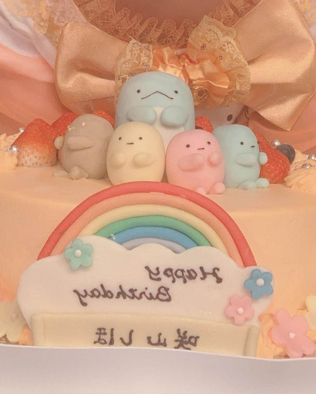 咲山しほのインスタグラム：「♥ . 生誕祭でいただいた かわいすぎるケーキ🎂♡ . 担当カラーの オレンジ色なのもかわいいし だいすきな すみっコぐらしが たくさん乗っかってるのも かわいすぎる…♡ . ありがとうございました🐹🧡 . #すみっコぐらし #すみっコぐらしケーキ #とかげ #たぴおか #キャラケーキ #誕生日ケーキ #アイドル #セイラ #はむはむオレンジ」