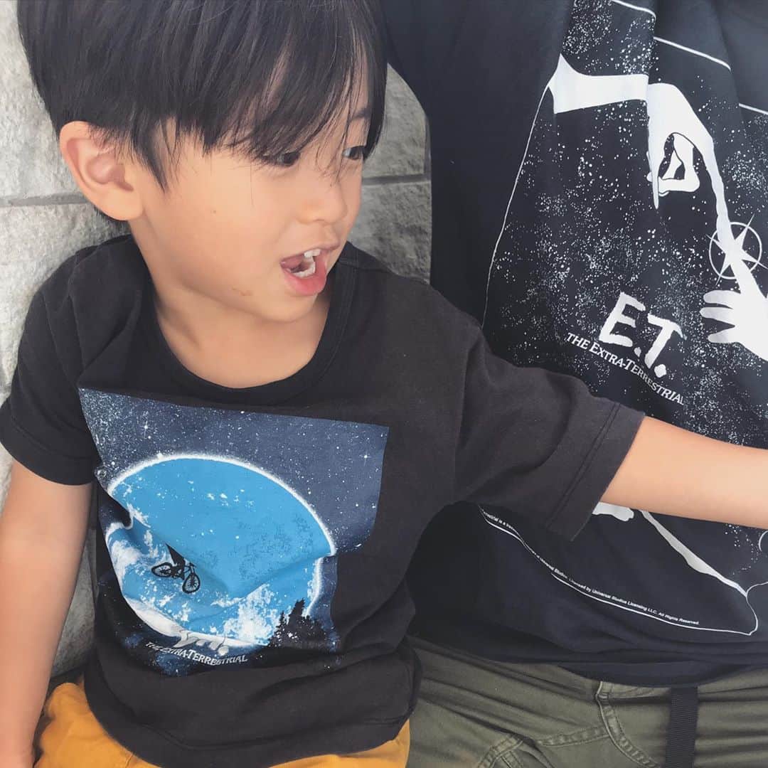 上村若菜のインスタグラム：「. 早速E.T.に影響されて今日は2人ともE.T.Tシャツ👉👈🌘 . #ET #ETTシャツ #👦👱‍♂️ペアルック #リンクコーデ #親子コーデ #今日も某ショッピングモールでGreishのトープのリュックを使ってくださっている方がいました #素敵なコーデでした😍 #話しかけたかったけど #心の中でありがとうと言いました🙏」
