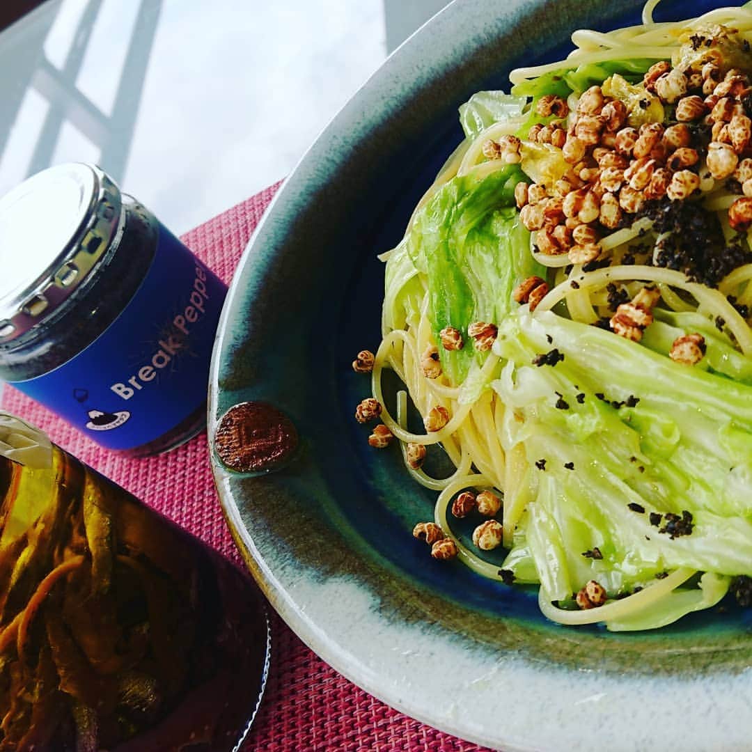 竹内都子のインスタグラム：「ついに！出来上がりました‼️ 自家製アンチョビとキャベツのパスタ マイブームの生胡椒も相性ピッタリ❤️  #自家製アンチョビ #生胡椒 #アパッペマヤジフ #キャベツとアンチョビのパスタ #焙煎ハトムギ##」