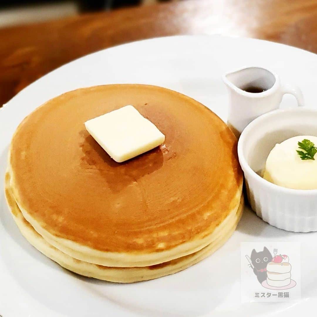 のインスタグラム：「パンパンパンケーキ♪ 【CHILLULU COFFEE】 🥞特製パンケーキ  横浜中華街の中にあるスペシャリティコーヒー専門店 2Fは「チルルホステル」になっています  奥にはテラス席もあり、中華街散歩の合間のコーヒーブレイクにも嬉しい  人気のパンケーキは銅板て丁寧に焼かれて、外サクッと中ふっくらで、バターとメープルシロップでシンプルに味わうとウマウマ1000倍返しにゃー😸  詳しくはハイライト｢散歩の達人｣のリンクを. . . 🚶神奈川県横浜市中区山下町188-12 元町・中華街駅から徒歩約5分 営業日、営業時間はお店のSNSを @chillulu_coffee  #黒猫食べ過ぎ #CHILLULUCOFFEE #チルルコーヒー」