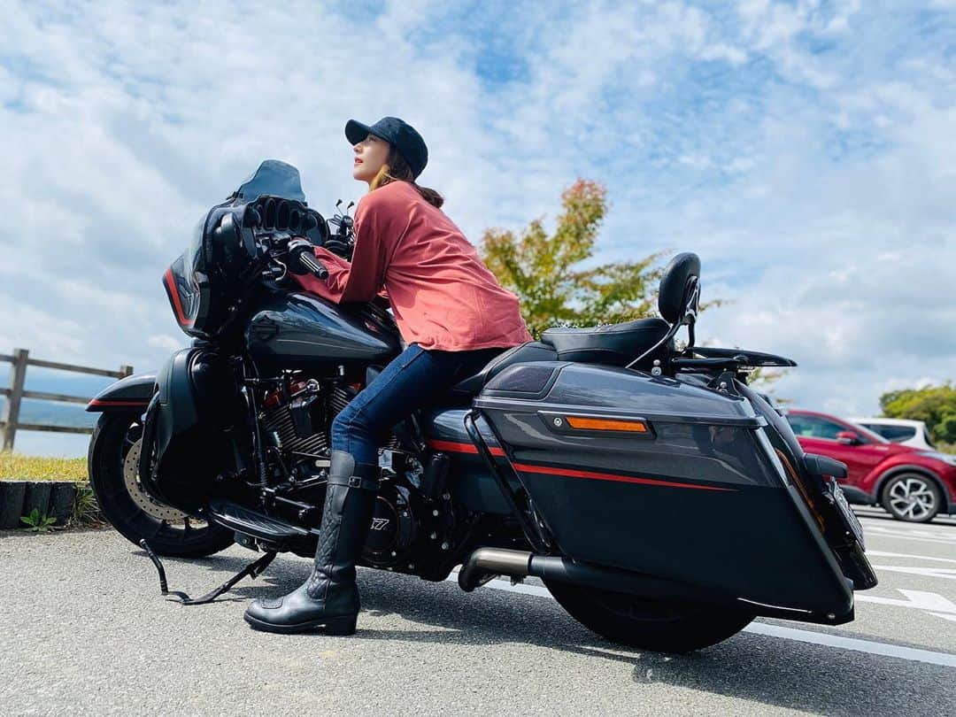 玉置成実さんのインスタグラム写真 - (玉置成実Instagram)「父と山中湖までツーリング🏍 最高に気持ち良かった！  二枚目は父のバイクにまたがらせてもらったけど、大っきいなぁ。  #triumphbobber #triumph  #harleydavidson #harleycvo」10月3日 14時38分 - nm_tmk