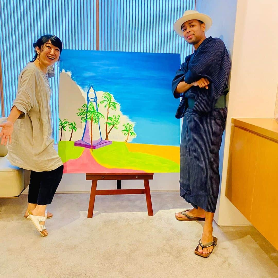 大宮エリーさんのインスタグラム写真 - (大宮エリーInstagram)「この笑顔ね！  個展きてくれてありがとう〜 着物にハットに背が高いから アートな空間に合う合う。 嬉しくてわたしのポーズが 壊れていきました。  しかも、、 気に入ってくれて びっくりした💕🏝  ピンクの絵はハワイ島のパワーツリー、palm tree ハワイ島のアロハな風が お部屋に吹きあふれますように。  #ネスくんとハワイ島 #にくい笑顔 #ポーズおかしい #アート #ネスミス #nesmith  #ellieomiya  #myfavoriteresort #hawaii  #bigisland  #個展は終了してます #今頃報告」10月3日 14時52分 - ellie_omiya