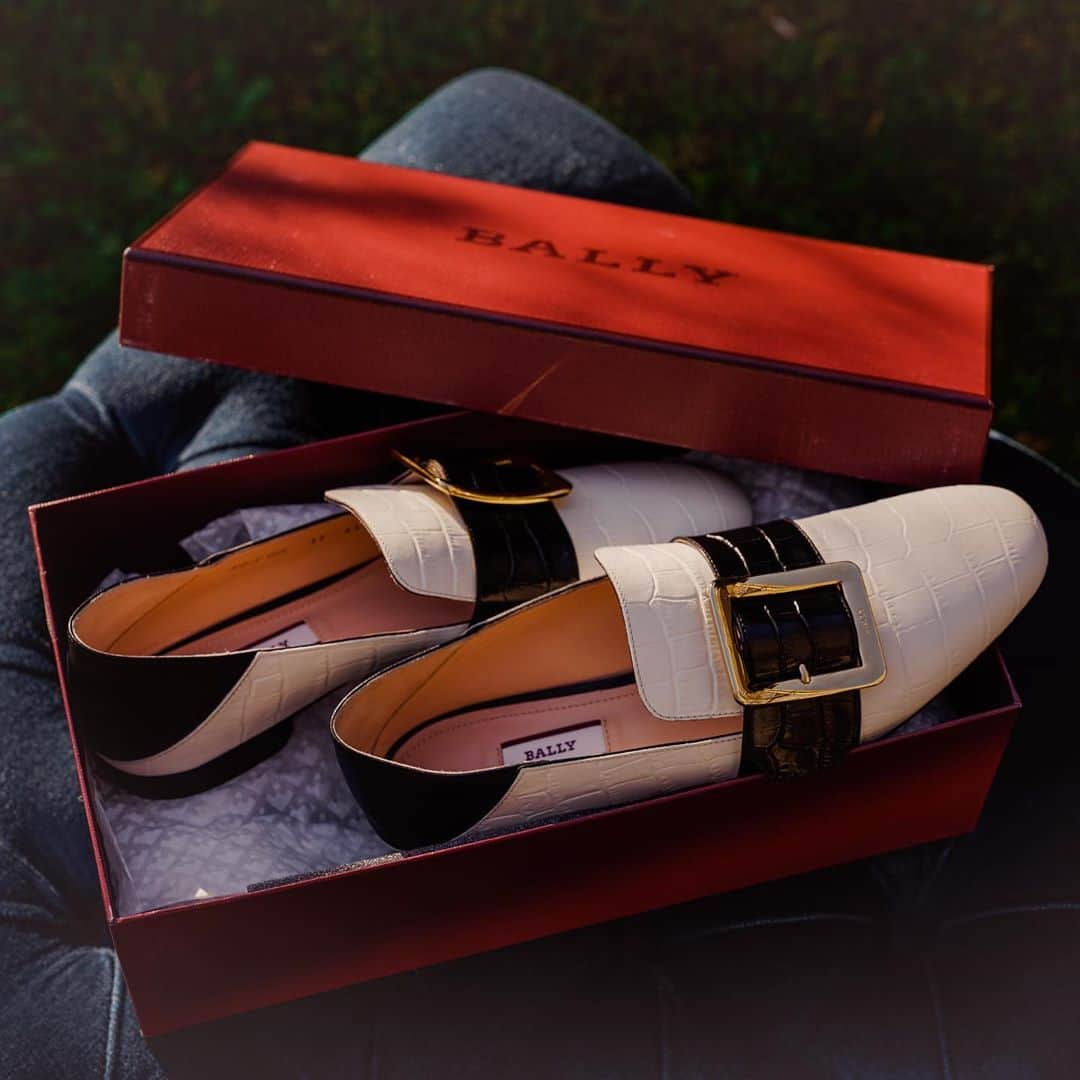 RJMStyleのインスタグラム：「These delicious bone & black #loafers came home with me after a successful visit to the #DavidJones sale.  I’m going to be styling them with my country looks over the weekend. Watch this space! What’s your go to brand for the classic loafer?   #ballyshoes #ballyloafers #ballyhk #ballysydney」