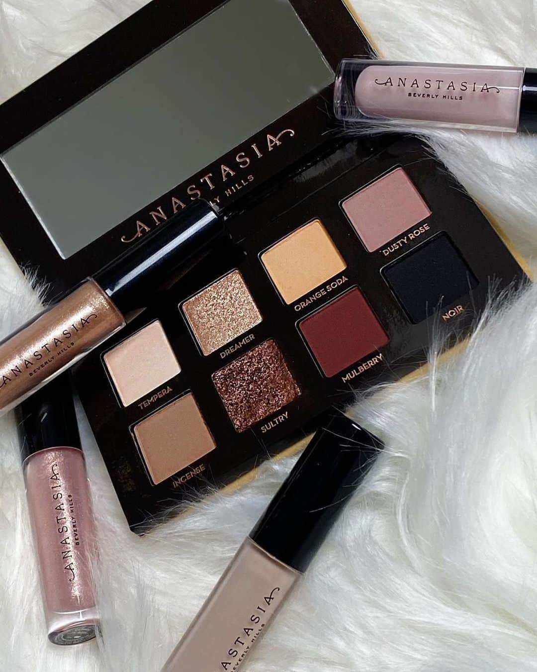 Anastasia Beverly Hillsさんのインスタグラム写真 - (Anastasia Beverly HillsInstagram)「Loving our new collection  Soft Glam II and Haute Holiday Gloss Set - both launch on 10-5   Thank you so much @caroline.sfxmua 😍」10月3日 14時51分 - anastasiabeverlyhills