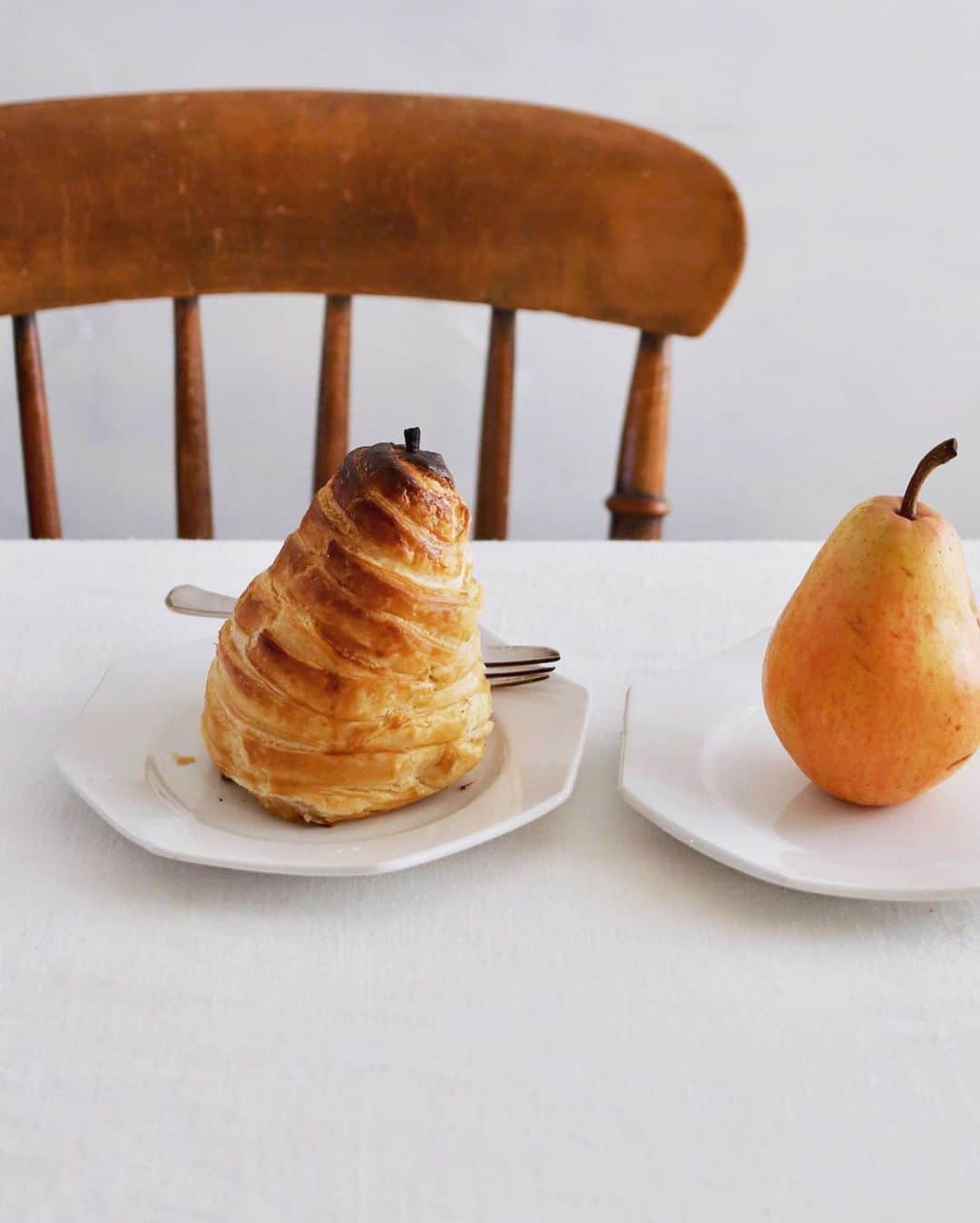 樋口正樹さんのインスタグラム写真 - (樋口正樹Instagram)「Douillon . 洋梨のパイ包み焼き。 洋梨の芯をくり抜き、 バターとシナモンと グラニュー糖を詰め、 冷凍のパイシートで ぐるぐると巻いたら オーブンで焼き完成。 . ちなみに、 バビブベボナさんに 掲載してるレシピは りんごを包んで作る ブルドロ載ってます。 . . #パイ包み焼き #冷凍パイシートで簡単 #洋梨 #douillon #normandie #poire #pear #🍐」10月3日 14時56分 - higuccini