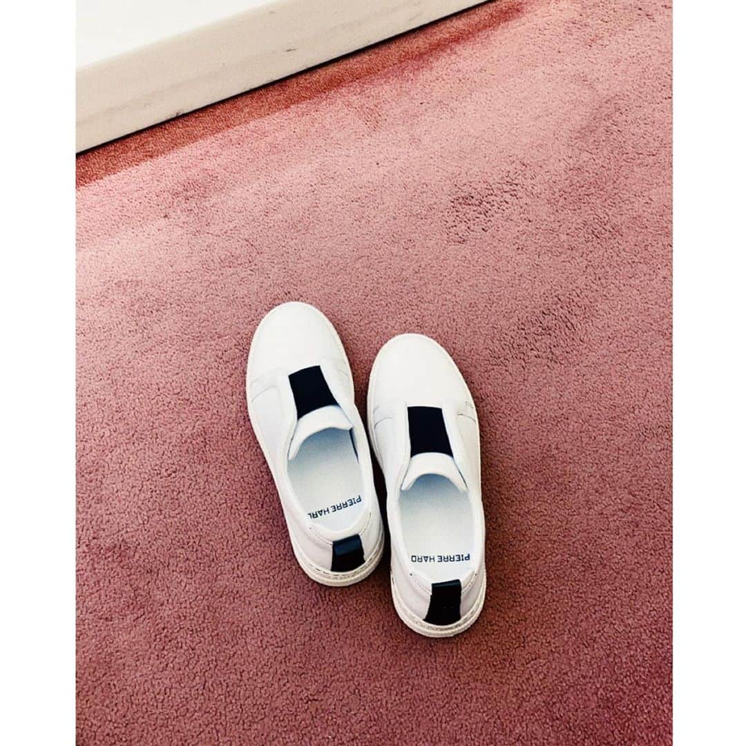 のインスタグラム：「ずっと探してたmyサイズと出会えた❤︎ #pierrehardy #冬の白いスニーカー好き👟」
