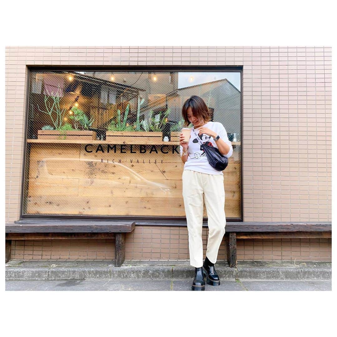 李ヒャンさんのインスタグラム写真 - (李ヒャンInstagram)「今日は白パン。 赤パンは有難いことに昨日完売致しました🙇‍♀️ 作った時から秋冬に白パンでホワイトコーデがしたかったの。 今日はスウェット合わせだけど、ふわふわのざっくりホワイトニットとかに合わせたいな。 とにかくこのパンツ楽ちんすぎて快適です✌️ 昨日のストーリーで履いてたのもこのマーチンブーツ。 最近はヒールはブーツくらいでしか履かないのだけど、しばらくヒールは履けそうにないので厚底ヒールでヒール気分😙 新品マーチン、早く柔らかくなって足に馴染んで欲しいな。 #fashion #style #ootd #outfits #herfee #herfee_official」10月3日 15時19分 - 73hyang