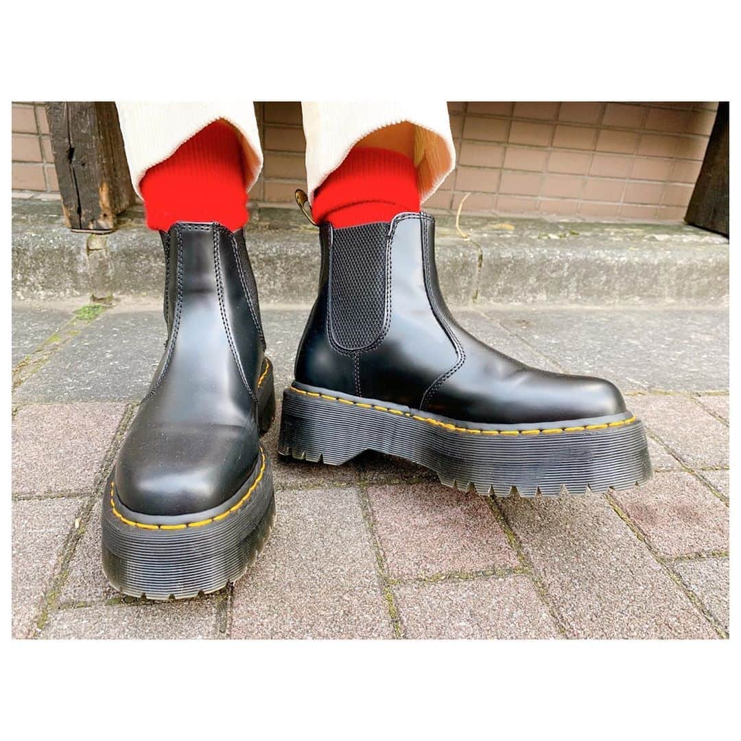 李ヒャンさんのインスタグラム写真 - (李ヒャンInstagram)「今日は白パン。 赤パンは有難いことに昨日完売致しました🙇‍♀️ 作った時から秋冬に白パンでホワイトコーデがしたかったの。 今日はスウェット合わせだけど、ふわふわのざっくりホワイトニットとかに合わせたいな。 とにかくこのパンツ楽ちんすぎて快適です✌️ 昨日のストーリーで履いてたのもこのマーチンブーツ。 最近はヒールはブーツくらいでしか履かないのだけど、しばらくヒールは履けそうにないので厚底ヒールでヒール気分😙 新品マーチン、早く柔らかくなって足に馴染んで欲しいな。 #fashion #style #ootd #outfits #herfee #herfee_official」10月3日 15時19分 - 73hyang