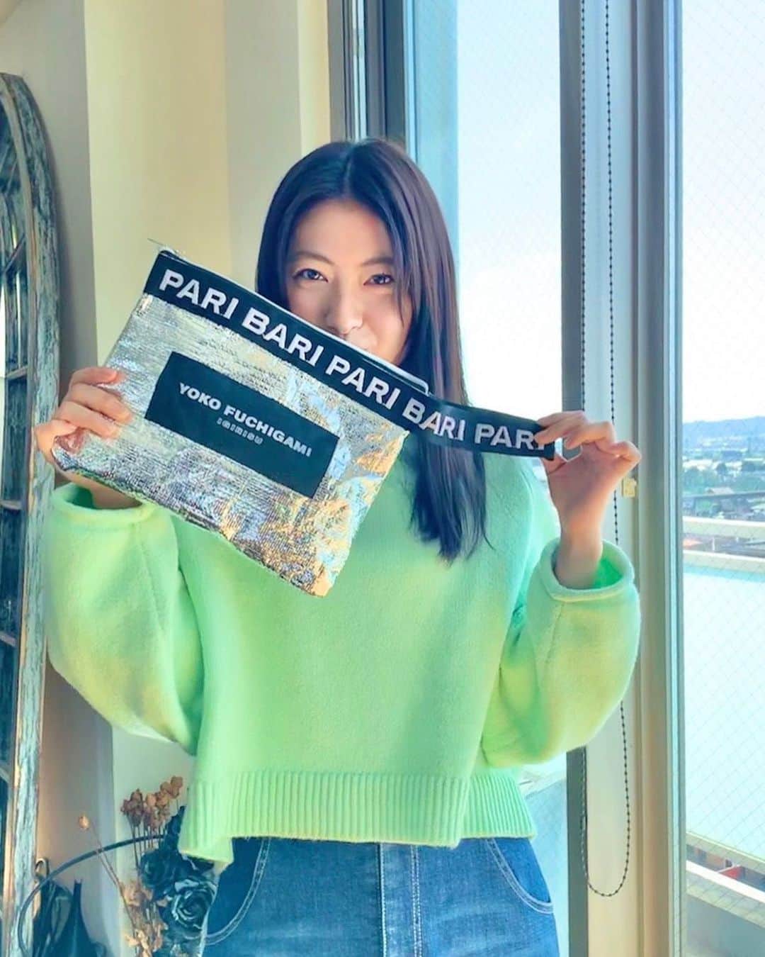 瀧本美織のインスタグラム：「ファン💜  #yokofuchigami   #秋山さん  #先輩女優さんの真似しちゃった  #paribaripari」