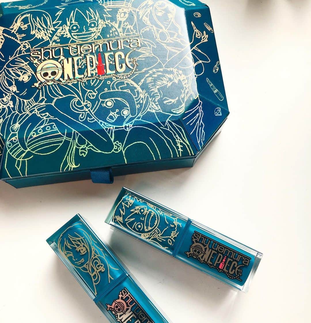 高橋里帆のインスタグラム：「One Piece とのコラボ❣️ 　これはすごい😳  冒険の舞台であるマリンブルーの海や太陽、財宝にインスパイアされた光り輝く色彩やテクスチャー✨  シュウウエムラとワンピースの特別コラボ❣️ これは買わずにはいられない🤩  真ん中の段の左から2番目の迷彩カラーが私的には推しカラー✨  どれも使いやすいカラーなのも嬉しい😊  皆さんもチェックしてみてください❤️  『シュウ　ウエムラ　× ワンピワース　コレクション』 第1弾　１１月１日限定発売 第2弾　１１月１５日限定発売 店舗により発売日、販売方法が異なるそうです！  詳しくは公式オンラインショップでチェックしてみください✨  #高橋里帆オススメ #ワンピース#シュウウエムラ#コラボ#限定発売#コスメ#化粧品#beauty #beautiful」