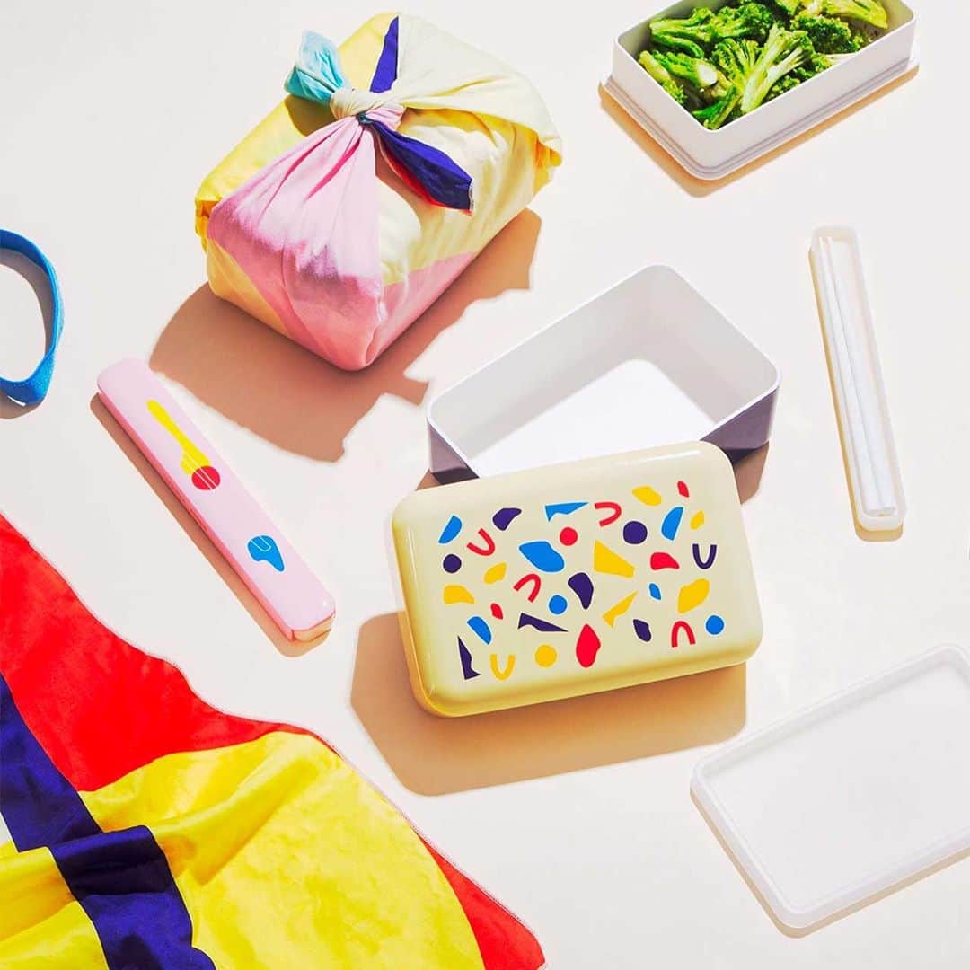 Design Milkさんのインスタグラム写真 - (Design MilkInstagram)「@Poketo and @takenakabento have teamed up to bring you an exciting collaboration: colorful #bentoboxes with creative designs. 🍱 Los Angeles-based Poketo is known for its fun designs and making art for your every day, and Takenaka is a nearly century-old bento box brand from Japan that creates eco-friendly bento boxes and accessories that support a healthier lifestyle. \\\ Link in our IG Story to shop!」10月3日 15時15分 - designmilk