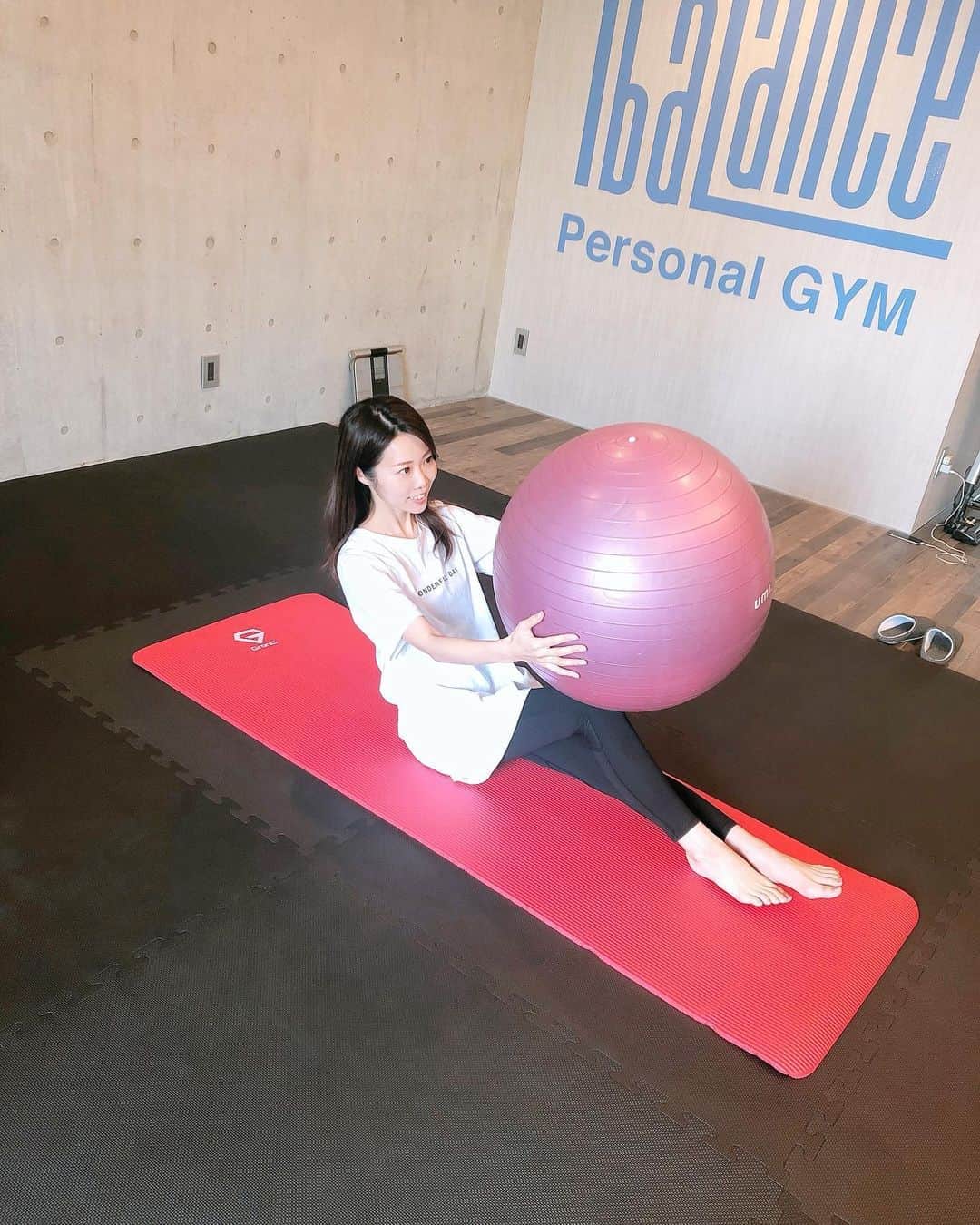 のインスタグラム：「🧘‍♀️🧘‍♀️🧘‍♀️﻿ ﻿ ﻿ 朝一トレーニング🏃‍♀️﻿ @t.balance  ﻿ ﻿ 今日も午後は撮影なので﻿ げっそりしすぎない程度に﻿ しっかり鍛えてきました💪﻿ ﻿ ﻿ トレーニングの後に撮影って﻿ 顔が疲れるかなって思うけど﻿ ﻿ 意外にも血流が良くなるのか﻿ 顔色が良くなる気がする😇✨✨﻿ ﻿ ﻿ キツかったけど﻿ 本当トレーニング楽しい🥳﻿ ハマりつつある🥳🥳🥳﻿ ﻿ 午後も楽しんでいきましょ〜🎥✨✨﻿ ﻿ #tbalance﻿ #トレーニング #筋トレ #パーソナルトレーニング #筋トレ女子 #ダイエット #diet﻿ #健康 #健康オタク #心斎橋 #心斎橋ジム﻿ #大阪 #難波」