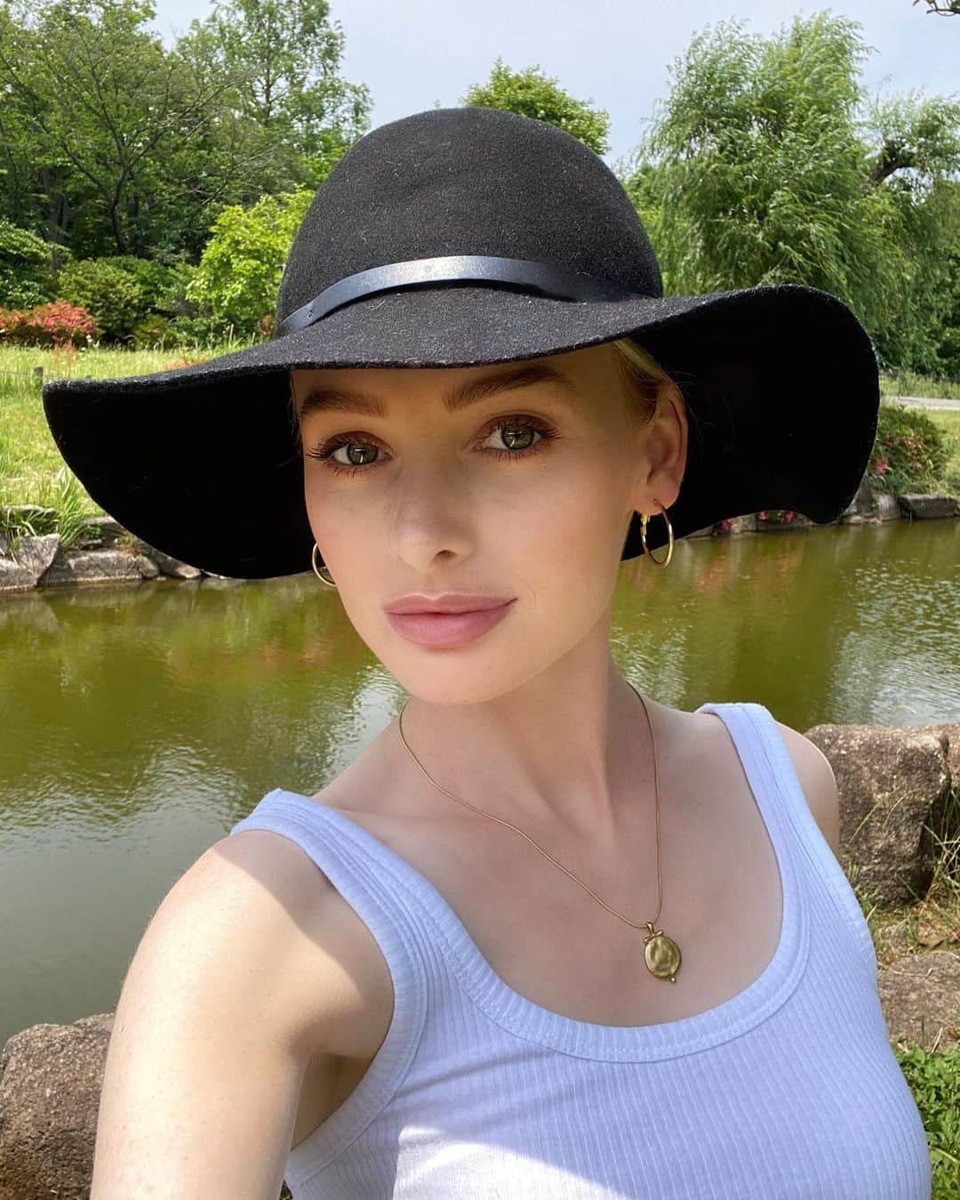 リアノン・ランゲラック（ミッチェル・ランゲラックの妻）のインスタグラム：「Japan’s crazy hot summer has come to an end.. can’t wait to wear autumn clothes again 🍂🤗」