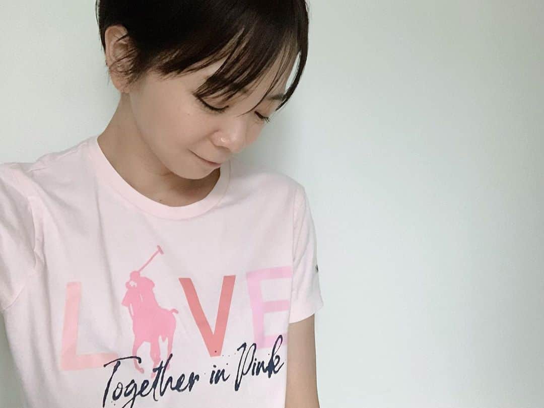 EMIのインスタグラム：「☆ RALPH LAUREN 💖『PINK PONY』 @poloralphlauren ⁑ Pink Ponyキャンペーンは、ラルフローレンコーポレーションが行なっている がんと闘うために全世界で展開している活動であり がんのスクリーニング、早期診断、治療、啓蒙、カウンセリングの支援プログラムで 今年で20年目を迎えます。 そしてこのPink PonyTシャツの売上から 購入価格の100%が寄付されます✨ #pinkpony #ポロラルフローレン」
