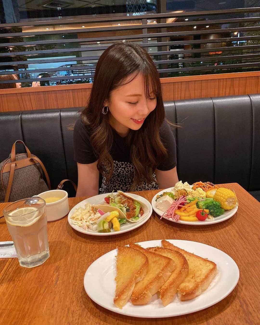 西村季里子さんのインスタグラム写真 - (西村季里子Instagram)「・  大好きなシズラーで🥗💕  ビュッフェスタイルが再開してて ハピハピのハピ💖💖💖  タコスが大好きすぎて いつもたくさん食べたいのに、 1個目にたくさん具を詰めすぎて もうそれだけでお腹いっぱいになる… 何度経験しても勉強しない…🤦🏻‍♀️ でも美味しい…満足…🥺💓💓💓  お腹いっぱい野菜食べれて幸せ🌽  #シズラー#sizzler#サラダバー #サラダ#サラダビュッフェ#🥗 #タコス#大好き#🌮#食べすぎ #お腹はち切れるかと思った  #ダイエット#いい加減に痩せて #followｍe #follow」10月3日 15時35分 - kiriko_nishimura