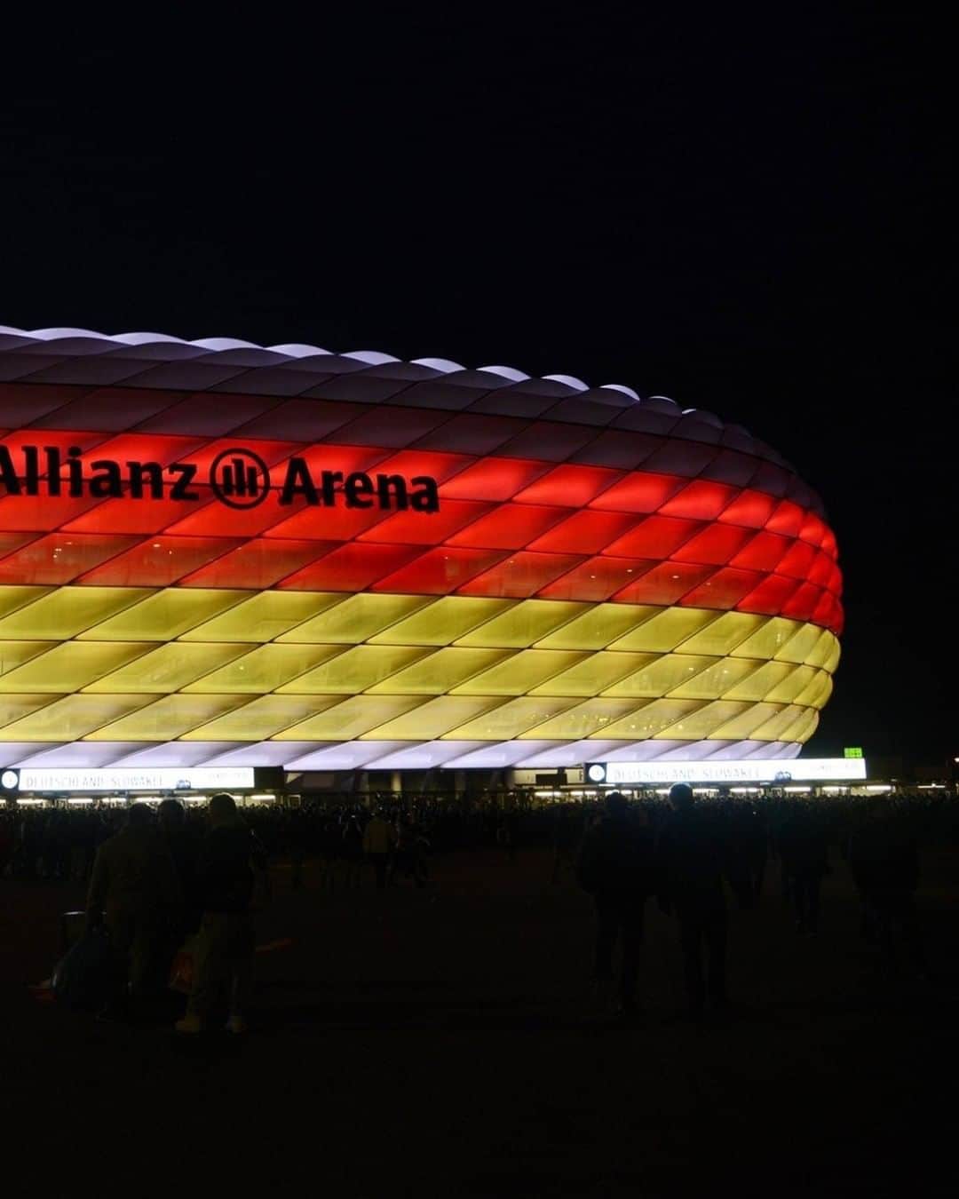 バイエルン・ミュンヘンさんのインスタグラム写真 - (バイエルン・ミュンヘンInstagram)「Wir wünschen euch allen einen wunderschönen #TagderDeutschenEinheit! 🇩🇪 🤝  Wishing everyone a wonderful Day of German Unity! 🇩🇪 🤝 _________ #FCBayern #MiaSanMia #AllianzArena」10月3日 15時45分 - fcbayern